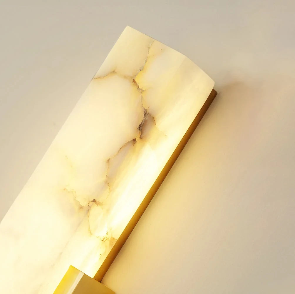 Alabaster panel wall light, in gold, close-up of the veining