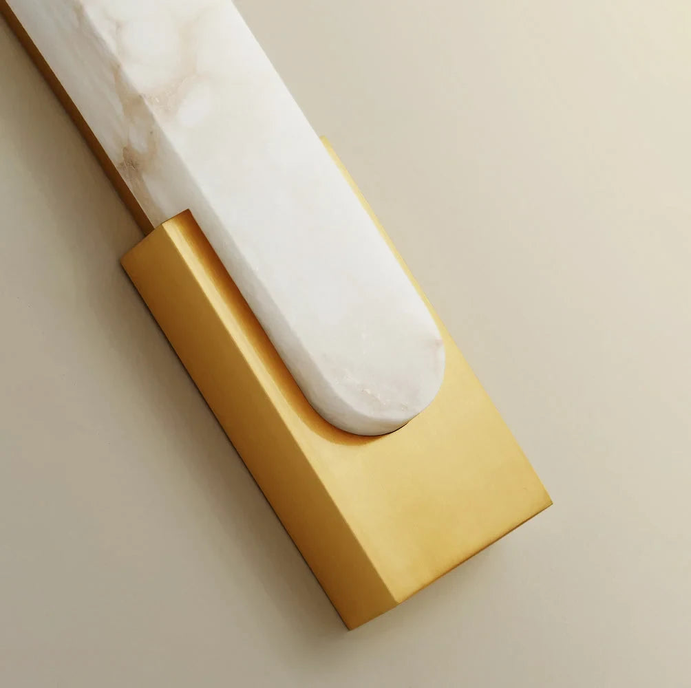 Alabaster panel wall light, in gold, close-up of the holder