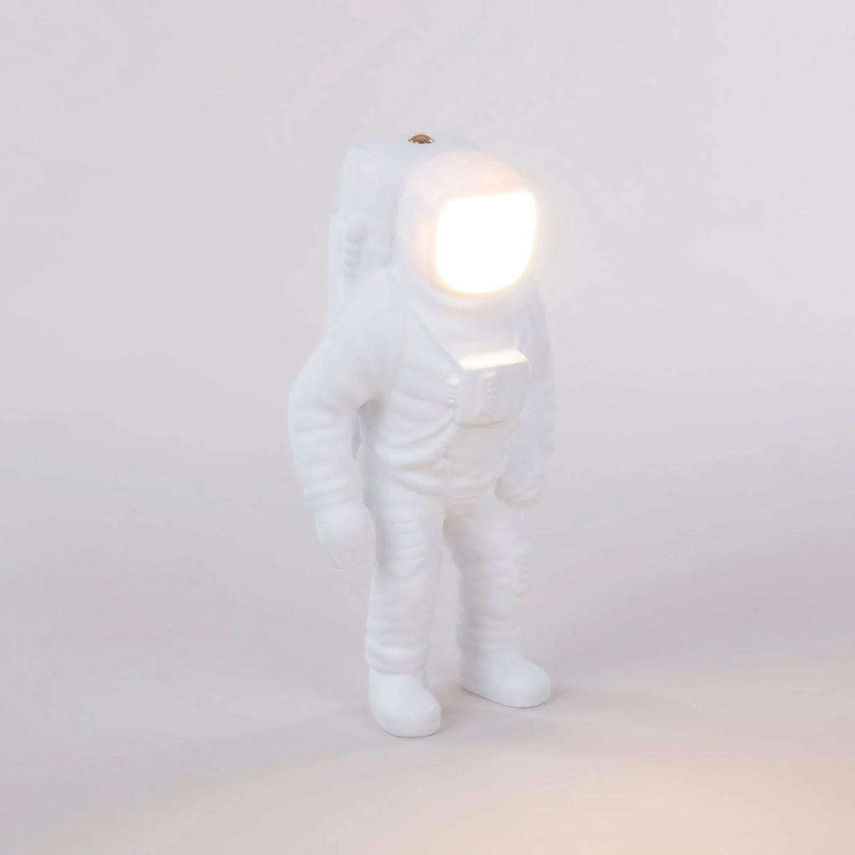 Astronaut cordless table lamp in white resin, lit, three-quarter view
