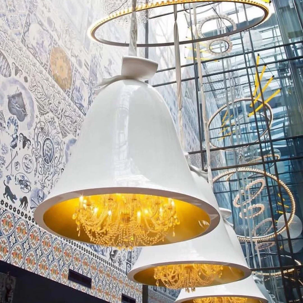 Bell pendant chandelier, several in white in a tiled hall