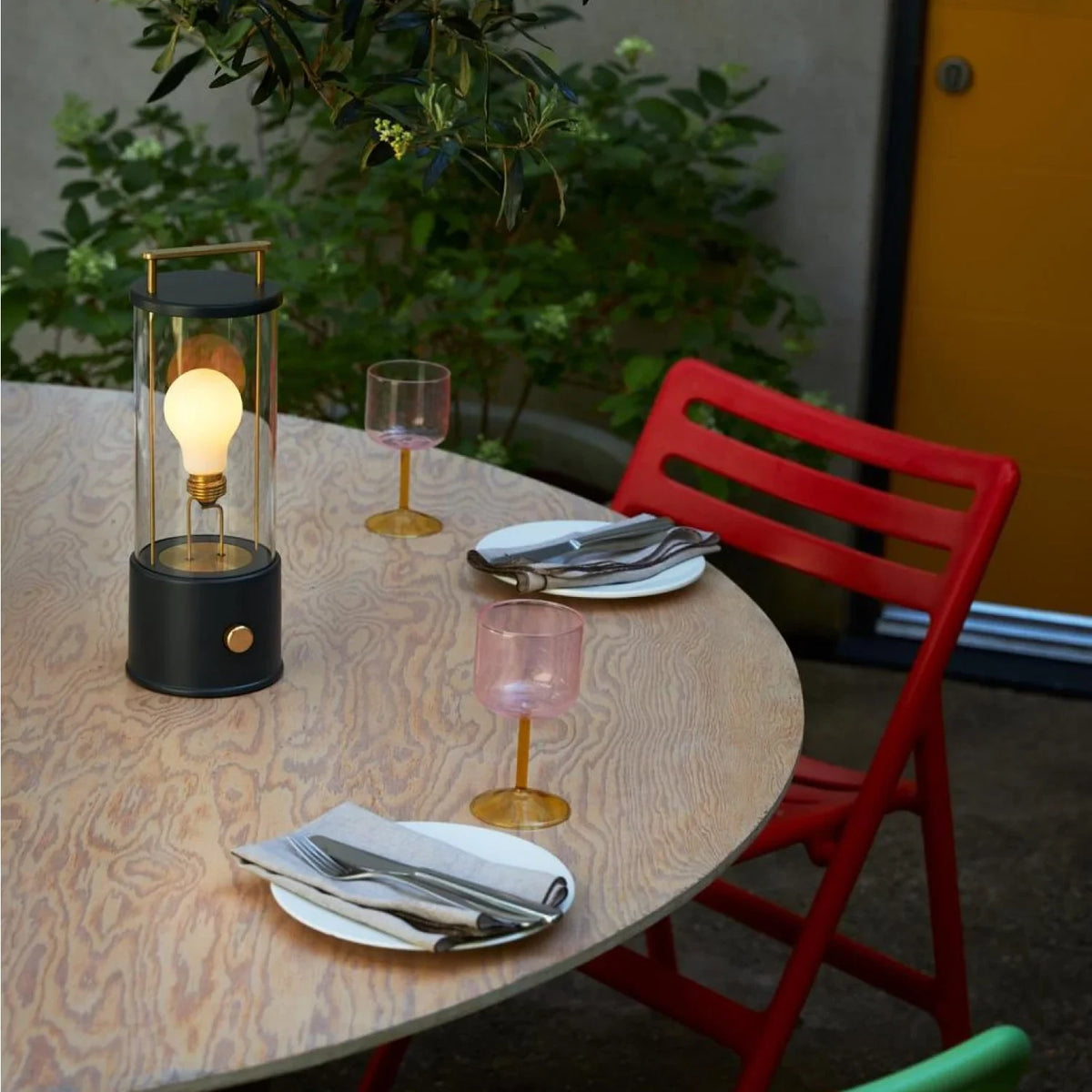 Cordless lantern lamp, black finish, on an outdoor café table