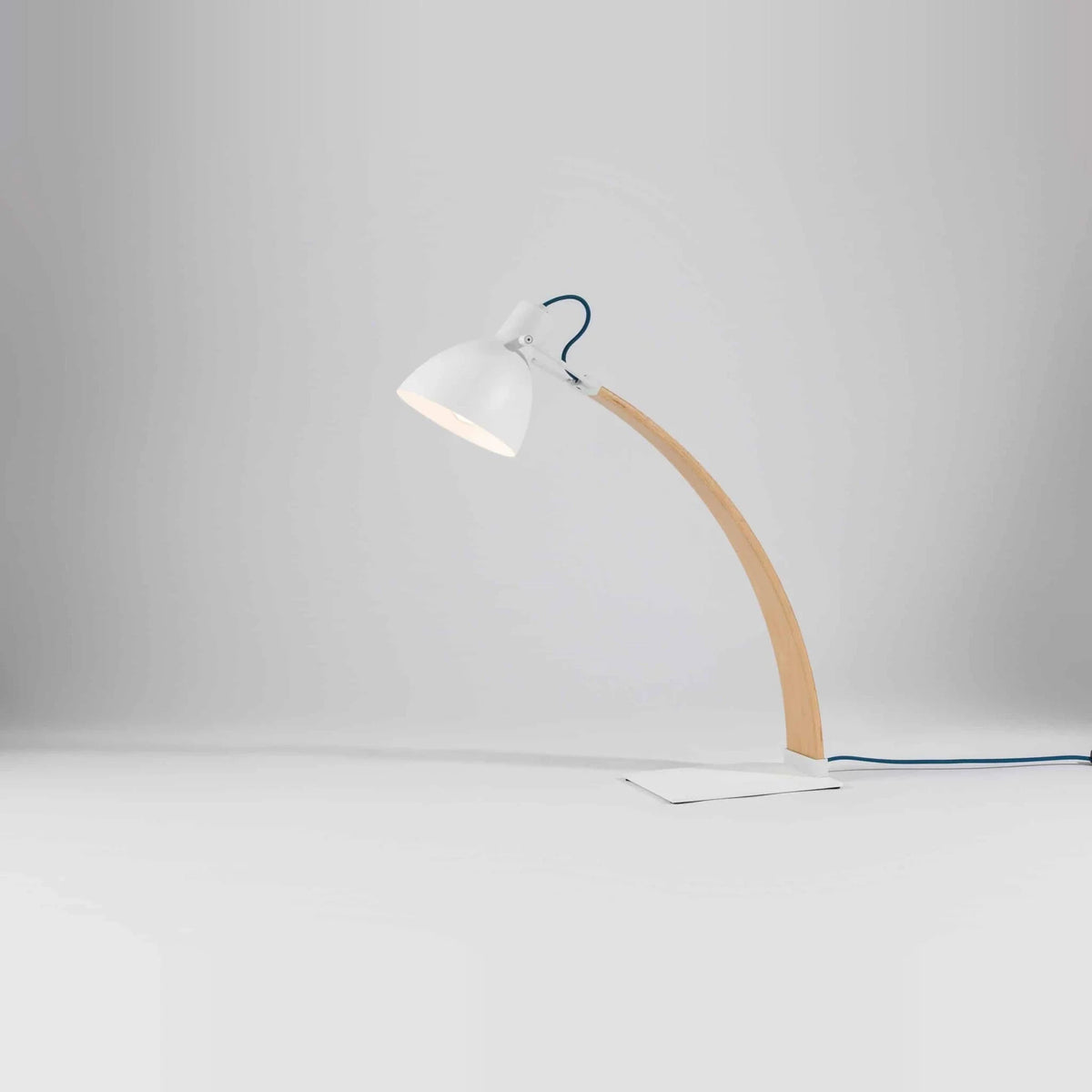 Curved beech arm steel table lamp, in White