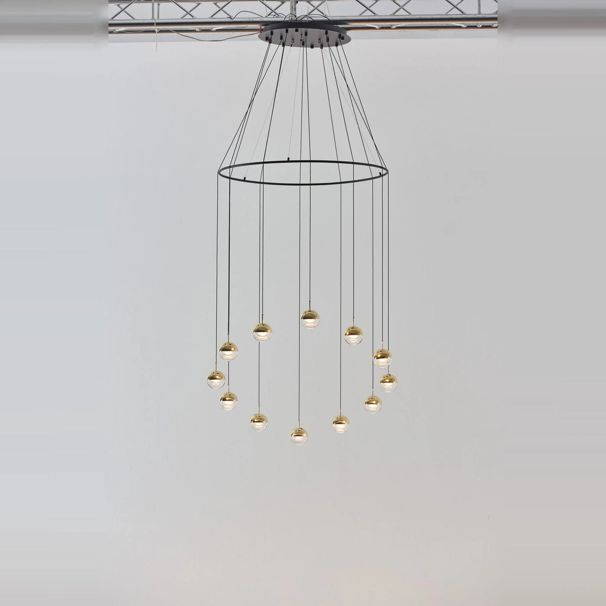 Glass globe cluster pendant, in brass, with ring