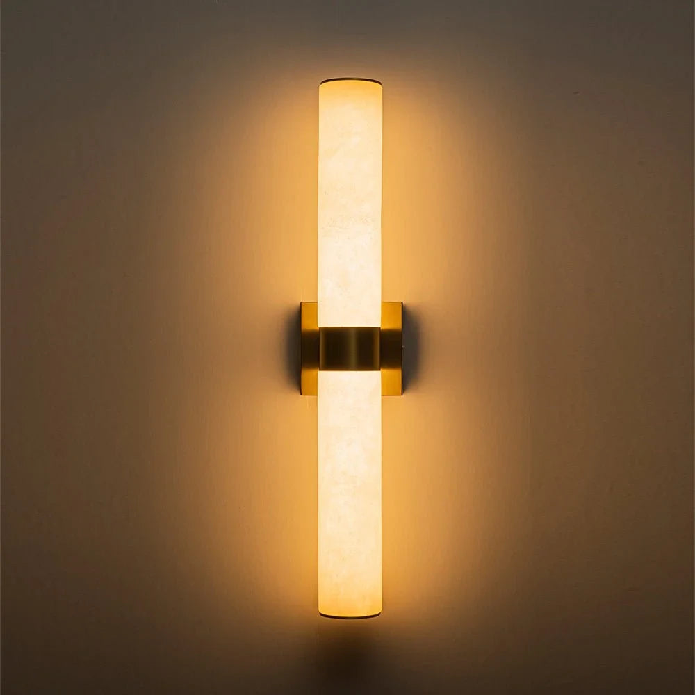Linear LED wall light with a veined shade, in brass, lit