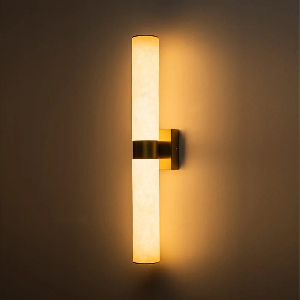 Linear LED wall light with a veined shade, in brass, lit