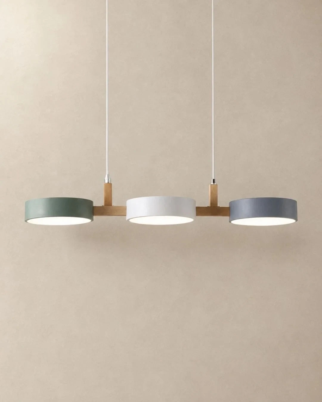 Three-light linear pendant with a wooden bar, with grey, white and green shades